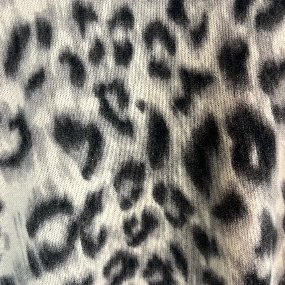 Talbots Pure Cashmere Leopard Print Sweater Size S Cream‎ Black Animal Print - Picture 3 of 6